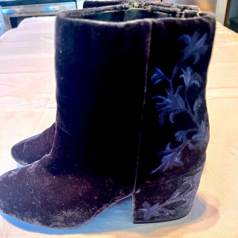 Kenneth Cole Renna Navy Velvet Floral Embroidered Block Heel Zip Ankle Bootie 9M